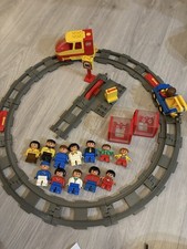 Lego Duplo 2932 Eisenbahn mit Abschleppauto, 2 Richtungspfeil, 13 alten Figuren.