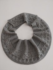 Handgestrickter Schaltuch.