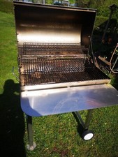 Hochwertiger Holzkohlegrill aus 3mm Edelstahl