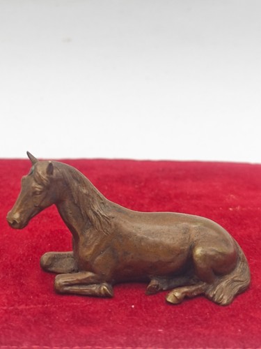 Bronze figur liegendes - figur, pferd