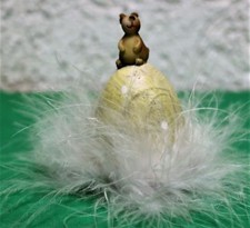 Dekoration Ostern Osterhase auf Osterei Plüsch 7,5 cm GH  - Minihase 2,4 cm h 