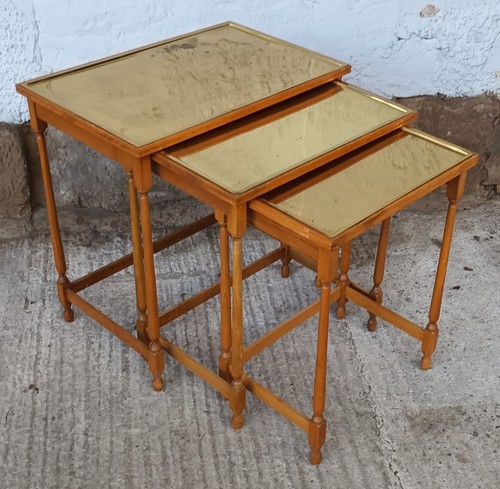 Nesting tables satztische - nesting,
