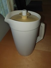 Tupperware Kanne beige mit hellgrünem sicherem Deckel