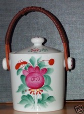 Porzellandose mit Henkel Bast