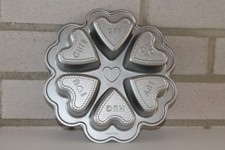 Nordic Ware USA Backform Herzen mit Sprüche wie Cute, Hug, Luv, BFF, XOXO 3D