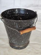 Aus einer Auflösung: toller alter Ascheeimer mit Holzgriff