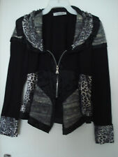 Leichte figurbetonte Schwarz/graue Jacke mit Reisverschluss, Rueschenkragen, Wol