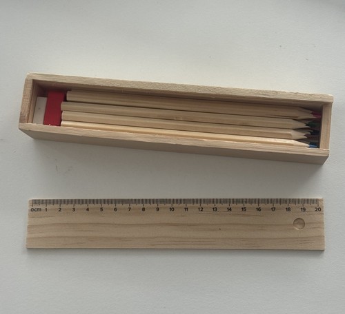 Retro federmäppchen aus holz - retro,