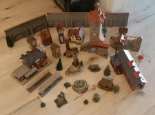 Konvolut Häuser Gebäude ländlich Bahnhof Fachwerk Kirche Stadtmauern H0 / TT