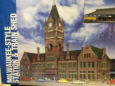 H0 Gebäudebausatz Bahnhof CS 933-2943 MILWAUKEE-Style Station & Train Shed