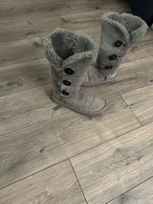 UGG Bailey Button Triplet Lammfell Stiefel, grau, Gr. 38, Wildleder,  Lammfell 