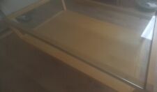 Holztisch mit Glasplatte