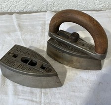 2 Nostalgische Eisen Bügeleisen Glätteisen mit Wechselgriff Art Dèco 30er DRGM