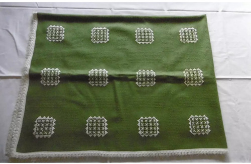 Grüne tischdecke mit beiger - tischdecke,