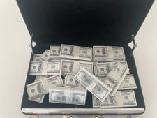 SCHWARZER METALLKOFFER MIT