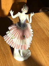 Tänzerin im Spitzenkleid