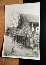 Gruppe deutsche Soldaten in Uniform - Sanitäter - Armbinde Rotes Kreuz / Foto