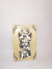 Holztisch mit Engeldruck