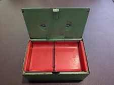 Kinder Kaufladen Kasse Puppenstube Geldkassette grün mit rotem Einsatz