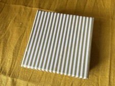 dekorative Pappschachtel Schmuckaufbewahrung 10 x 10 cm weiß gold gestreift