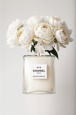 Coco Chanel Flakon mit Blumen
