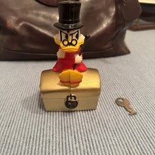 DAGOBERT DUCK AUF SPARDOSE Rote Ausführung mit Schlüssel , Sparkasse