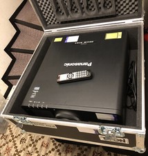 6500 AnsiLumen Panasonic PT-RW630 High-Power Laser-Beamer mit Zub. + neuem Case