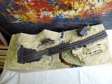 Modellbau Eisenbahn Landschaft H0 Brücke Tunnel Gebirge Bach Hütte Schienen