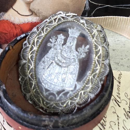 Medaillon mit madonna - medaillon, madonna,