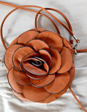 Handtasche, kleine braune Tasche, Vorderseite als Blum, ca. 17 cm Ø