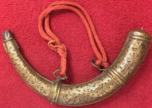 Pulverhorn aus messing mitte - pulverhorn,