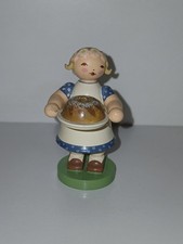 Erzgebirge Wendt und Kühn Bäckermädchen mit Kuchen