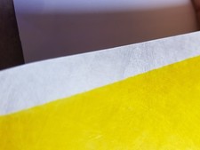 Gelbes Tyvek Papier zum