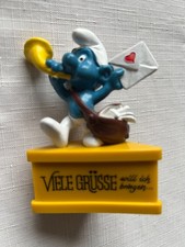 Schlumpffigur Briefträger auf Sockel