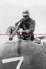 F027945 Schütze demonstriert