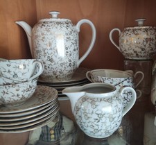 Porzellan Service mit Floralem