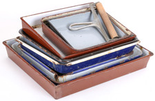 Konvolut 8 antike Foto Entwicklerschalen emailliert + Zeiss Ikon Walze um 1900