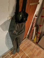Wathose dunkelgrün (also Gummistiefel und wasserdichte Hose verbunden)