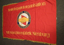 DDR  Ehrenbanner Fahne  SED-Betriebsorganisation VEB Maschinenfabrik Nienburg