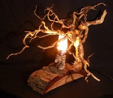 Tischlampe aus Wurzelholz mit Led-Flammeneffekt auf Rindenbrett
