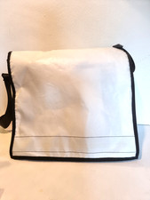 Umhängetasche aus recycelter LKW-Plane