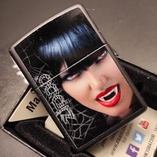 Zippo  VAMPIRESS / Vampirin,  Farbzippo Schwarz, Lighter