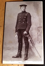 stehender Soldat in Uniform Pekesche & Säbel / CDV F. Hundt Nachf. Münster i. W.
