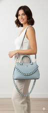 GUESS Schultertasche hellblau