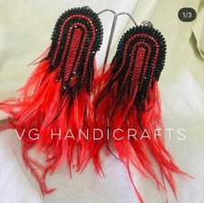 Rote schwarze Federohrringe