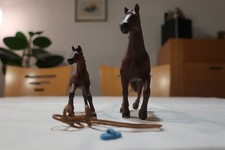 Schleich Pferde, Konvolut Familie mit 2 Pferden und Sattel/Zaumzeug+, G24