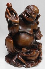 Ungewöhnliche Figur aus Holz - Lachender Buddha sitzend mit lustigen Wesen