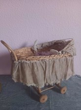 Alter Puppenwagen, Korb, Holz