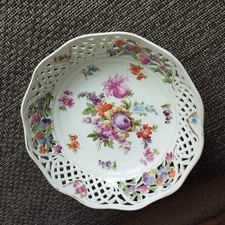 Durchbruchschale mit Blumen