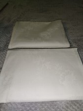 2 schöne Bettbezüge aus Damast, weiß mit hübschen Blumenmuster, von Planet DDR